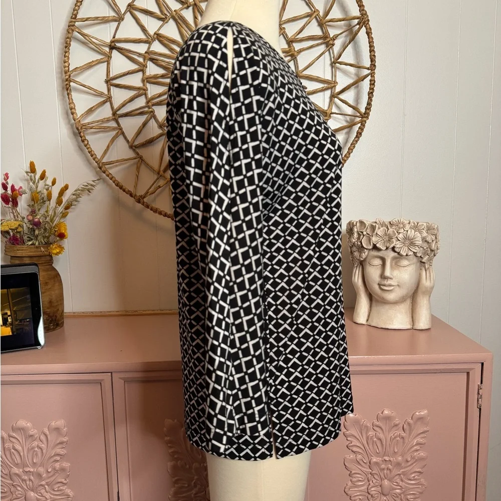 Chico's easywear size‎ 0-small Black and White Patterned cold shoulder Blouse